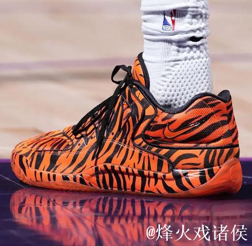 履新登场！霍姆格伦穿着虎纹KD18亮相拉斯维加斯进行训练