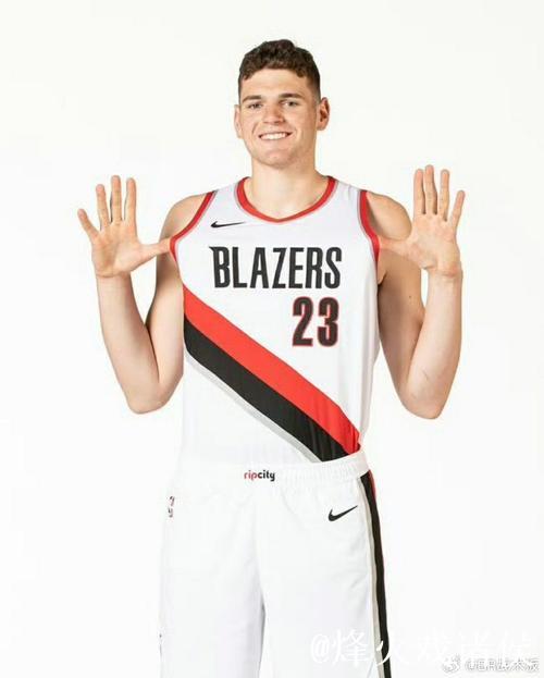 科尔:我们并非身材高大的球队,现有配置足够应对问题 科尔:我们并非身材高大的球队,现有配置足够应对问题